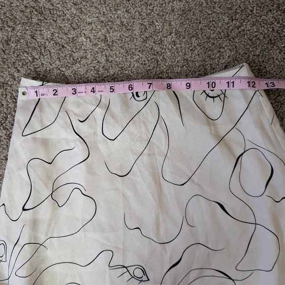 Princess Polly Satin Artsy Eye Cream and Black Mini Skirt Size 2 - Picture 13 of 14